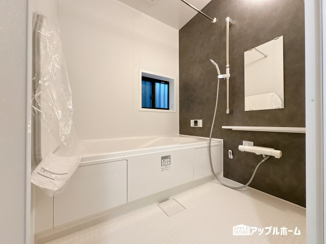 【新築住宅】さいたま市中央区新中里 全10棟の浴室|窓付きのバスルームは、採光もあり明るく気持ちの良い空間です。窓があることで、換気環境も良好。掃除もスムーズに出来ます