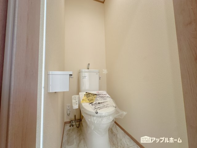 【新築住宅】さいたま市中央区新中里 全10棟のトイレ|白を基調とした清潔感のある明るい空間。温水洗浄便座付きで、毎日快適・清潔に使用できます。操作しやすい壁面リモコンを採用しています。