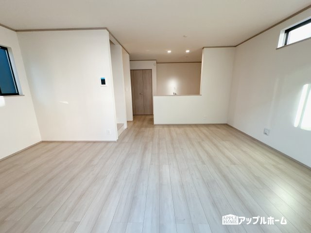 【新築住宅】さいたま市中央区新中里 全10棟の居間・リビング|窓から差し込む光で家族を温かく包み込みます。明るいリビングで子育てする喜びを☆いつでも見学可能です！