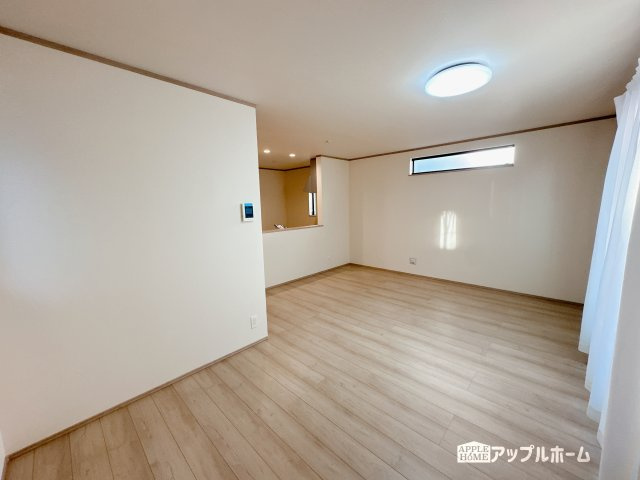 【新築住宅】さいたま市中央区新中里 全10棟の居間・リビング|人気の対面式キッチンで会話も弾みます！お食事の準備をしながらでもご家族とのコミュニケーションを楽しめますね♪友人とのホームパーティーも可能です☆