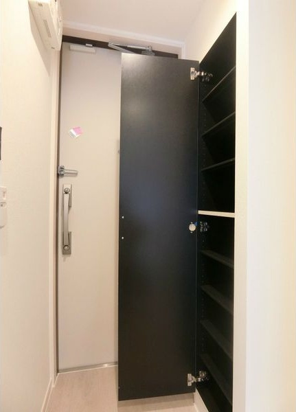 リブリ・金山の玄関