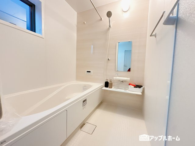 【新築住宅】さいたま市浦和区皇山町 全4棟の浴室|窓付きのバスルームは、採光もあり明るく気持ちの良い空間です。窓があることで、換気環境も良好。掃除もスムーズに出来ます