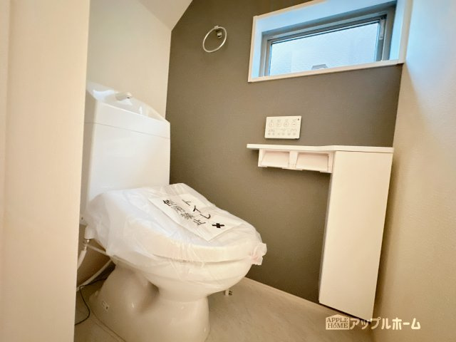 【新築住宅】さいたま市浦和区皇山町 全4棟のトイレ|温水洗浄器付き便座を標準装備してます♪窓付きで明るく、快適空間となっております。毎日使う場所だからこその配慮です。