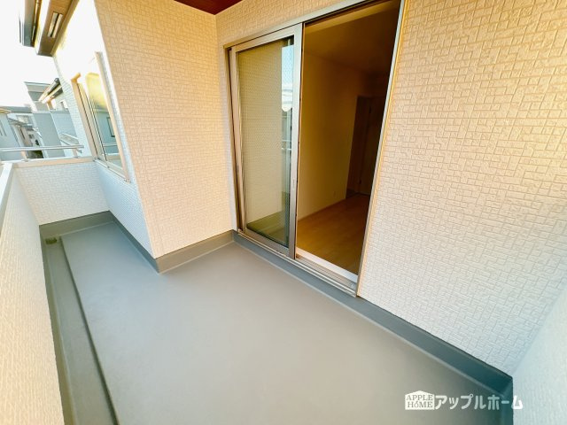 【新築住宅】さいたま市浦和区皇山町 全4棟のバルコニー|家族分の洗濯物もしっかり干せます。日当たりも良く、毎日のお洗濯が楽しくなりそう♪お布団は手軽に干せていつもポカポカに☆