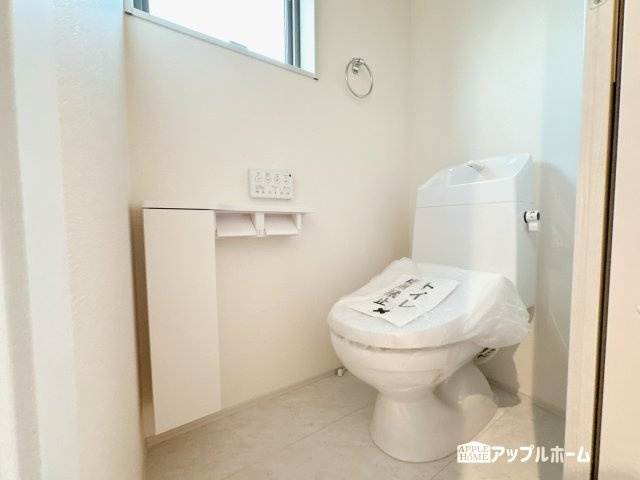 【新築住宅】さいたま市浦和区皇山町 全4棟のトイレ|温水洗浄器付き便座を標準装備してます♪窓付きで明るく、快適空間となっております。毎日使う場所だからこその配慮です。