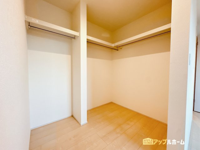 【新築住宅】さいたま市浦和区皇山町 全4棟の収納|お洋服を大切にされる方に大変喜ばれる、ウォークインクローゼット。お洋服以外にも掃除機やスーツケースなどを一箇所に集約できるのは魅力ですね！扉が一箇所ですので、お部屋の見た目にもスッキリ！