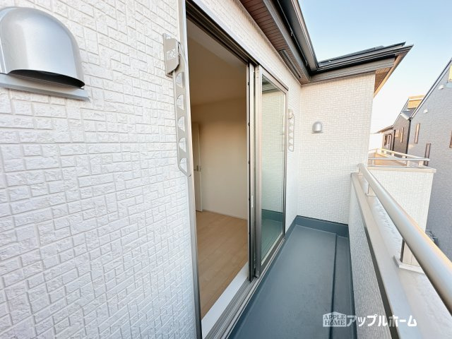 【新築住宅】さいたま市浦和区皇山町 全4棟のバルコニー|家族分の洗濯物もしっかり干せます。日当たりも良く、毎日のお洗濯が楽しくなりそう♪お布団は手軽に干せていつもポカポカに☆