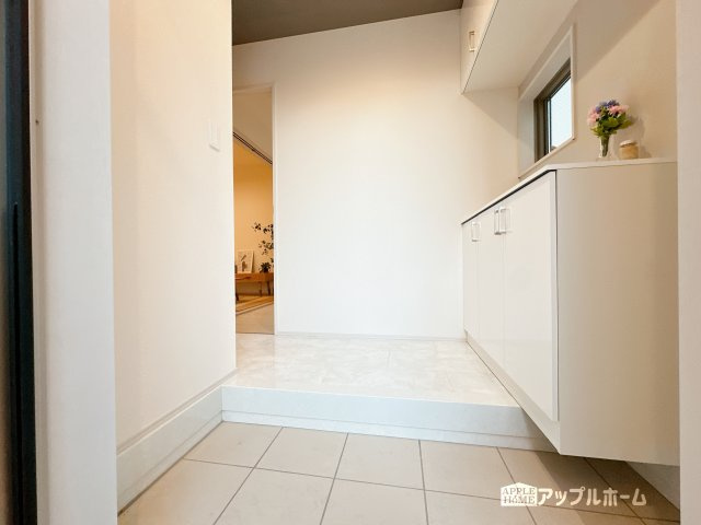 【新築住宅】さいたま市浦和区皇山町 全4棟の玄関|住まう人も来客も入った時にワクワクさせてくれるオシャレな玄関♪収納もたっぷりあるので、靴がたくさんあっても安心！