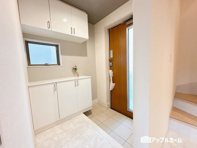 【新築住宅】さいたま市浦和区皇山町 全4棟の玄関|明るくて清潔感溢れる玄関。便利な下駄箱収納付きです♪散らかりがちな玄関もすっきりと片付きます。