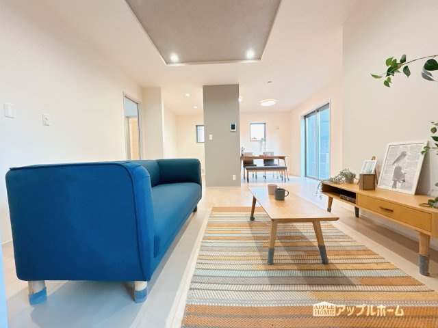 【新築住宅】さいたま市浦和区皇山町 全4棟の居間・リビング|広々リビング×対面キッチンで家族の会話も弾みます♪家族団らんの秘訣は間取りにあり☆夢のマイホームを一緒に叶えましょう！