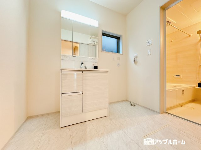 【新築住宅】さいたま市浦和区皇山町 全4棟の独立洗面台|ゆとりの洗面スペースで朝の身支度も快適スムーズに。３面鏡で髪のセットやお化粧もストレスなくこなせ、朝から気分良く通勤通学に向かえそうですね！鏡の裏にはたっぷりと収納スペースを標準装備