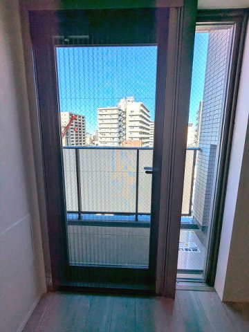 LUMIEC un KITAUENOの設備|9F、網戸は室内側のジャバラ式で清潔です