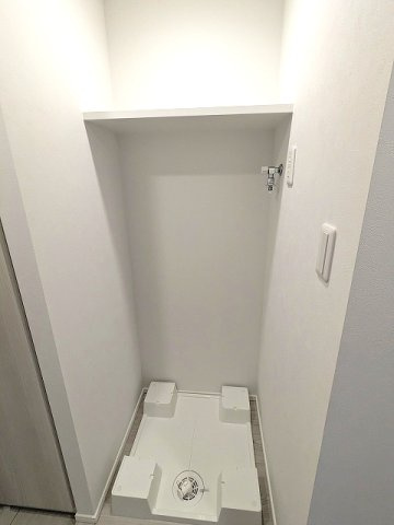 LUMIEC un KITAUENOの設備|洗濯機置場の排水口のお手入れしやすい様に手前中央に配置し、足高の防水パンです