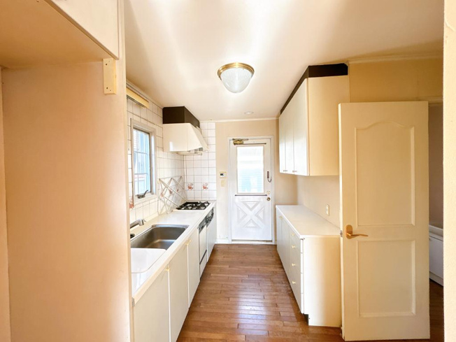 【キッチン】 | 龍ケ崎市城ノ内１丁目　中古戸建 | ワイドなキッチンスペースなので、2品、3品同時に作れちゃいますね( *´艸｀)