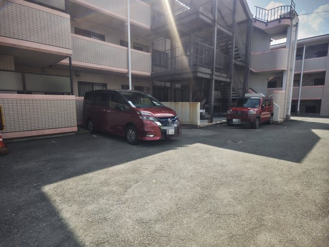 サンバリー・アツ・カワカツの駐車場