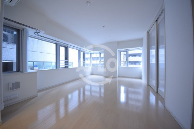 クロスレジデンス大阪新町　堀江小学校区の居間・リビング|ベルファース大阪新町　ひろびろ室内