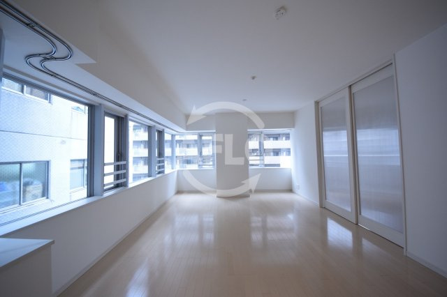 クロスレジデンス大阪新町　堀江小学校区の居間・リビング|ベルファース大阪新町　開放的な室内