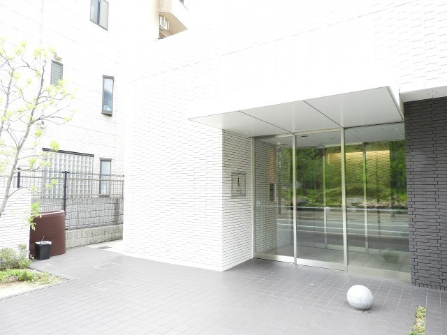 レジュールアッシュ梅田WESTのエントランス