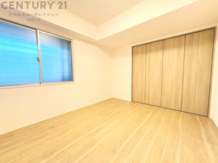 明るい色合いのフローリングとクロスを使用した洋室は家具やインテリアとも調和しやすく空間が広く感じられ開放感を生み出します。自然光を効果的に反射し、室内を明るく保つため、日中の照明使用を抑えられます。