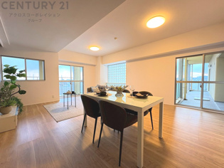 キッチン前のダイニングスペース。ダイニングセットを置いても十分な広さを確保。