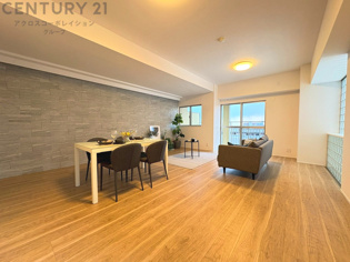 リビングダイニングは家族や友人とのコミュニケーションを楽しむ場所でくつろぎながら食事や会話を楽しめ、多目的に利用できリラックスできる空間です。家庭内の中心として機能し、快適な生活をサポートします。