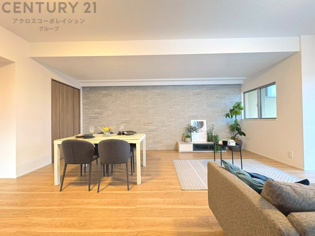 リビングダイニングは家族や友人とのコミュニケーションを楽しむ場所でくつろぎながら食事や会話を楽しめ、多目的に利用できリラックスできる空間です。家庭内の中心として機能し、快適な生活をサポートします。