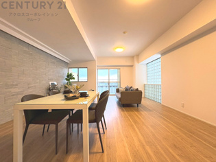 キッチン前のダイニングスペース。ダイニングセットを置いても十分な広さを確保。