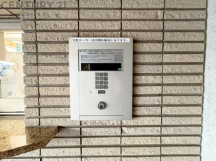 オートロック式エントランスは他の住民や外部の人間が簡単に出入りできないため、個々の住戸が安全に保たれます。同時に、訪問者が来訪する場合にはインターホン等で確認することができ、不要な来客を遮断できます。