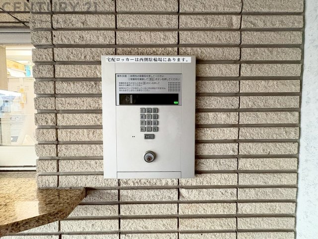 オートロック式エントランスは他の住民や外部の人間が簡単に出入りできないため、個々の住戸が安全に保たれます。同時に、訪問者が来訪する場合にはインターホン等で確認することができ、不要な来客を遮断できます。
