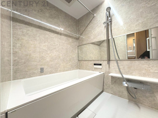 ユニットバスは省スペースでありながら、シンプルな設計と使いやすさを備え、簡便なメンテナンスが可能です。またミラー・小物置き場もあり便利です。