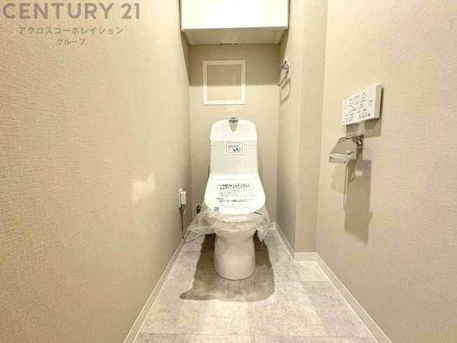 温水洗浄便座付トイレは温水洗浄機能により、暖かい水でおしりを洗浄することができ、冷たい水を使う従来の便座に比べ、温水洗浄機能で暖かいトイレを提供し、快適な使用を可能にします。