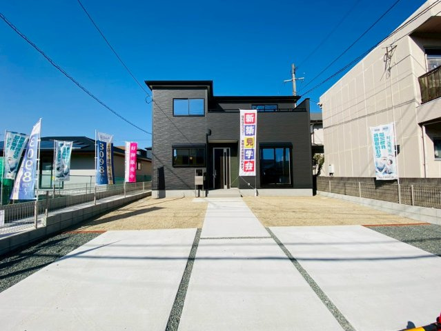 リーブルガーデン／東区長嶺西第二／５号棟の前面道路含む現地写真
