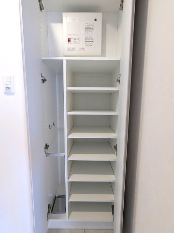LUMIEC un KITAUENOの玄関|傘入付収納豊富なトールタイプのシューズBOXです