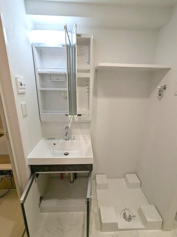 LUMIEC un KITAUENOの設備|脱衣洗面室、2面鏡付洗面台です、洗濯機置場の排水口のお手入れしやすい様に手前中央に配置し、足高の防水パンです