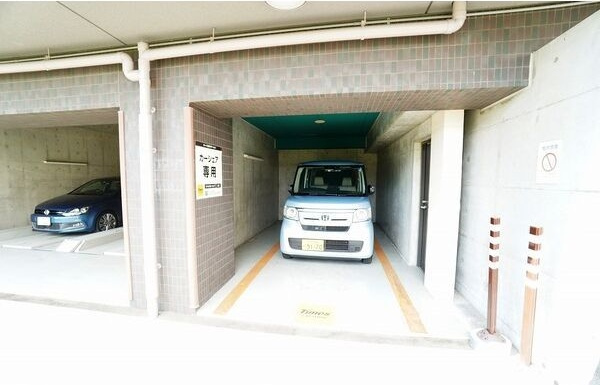 ドゥーエ江坂Ⅱの駐車場