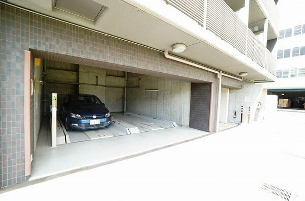 ドゥーエ江坂Ⅱの駐車場