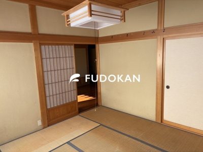 【和室】 | 東根市宮崎一丁目【中古住宅】 | １階の和室は寝室として利用できます。ベットもゆったりと置けますし、収納もたっぷりありあります。