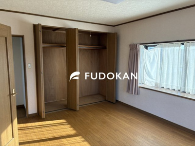 【洋室】 | 東根市宮崎一丁目【中古住宅】 | 大きいベットを置いてもスペースの取れる寝室です。質の良い睡眠で一日の疲れを癒す空間で気持ちの良い一日のスタートを切ることができます。