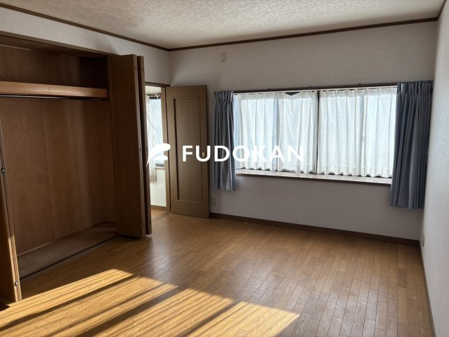 【洋室】 | 東根市宮崎一丁目【中古住宅】 | 2階の洋室は子供部屋として利用でき、日当たりも良好ですね。広々空間ですので大きなベットを置いても余裕がありそうです。
