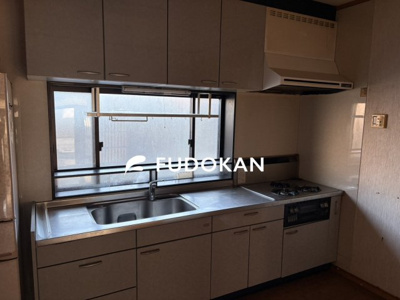 【キッチン】 | 東根市宮崎一丁目【中古住宅】 | サビにくく熱に強いステンレスシンク。お皿洗いや、調理過程の水切りなどで使われるシンクはワイドなタイプほど使い勝手がよくお手入れも楽々です。