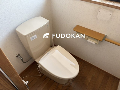 【トイレ】 | 東根市宮崎一丁目【中古住宅】 | トイレは保温便座のウオシュレット付きで節水で経済的です。
