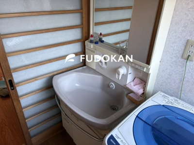 【独立洗面台】 | 東根市宮崎一丁目【中古住宅】 | 洗面化粧台は収納付きです。何かと物が多くなる洗面台周りには助かりますね。