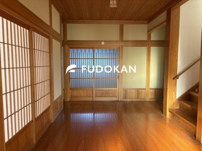 【玄関】 | 東根市宮崎一丁目【中古住宅】 | 木の温もりと格子戸・無垢材が調和した、明るく開放感のある玄関ホール。和の趣を感じる広々とした空間で、来客を気持ちよく迎えます。