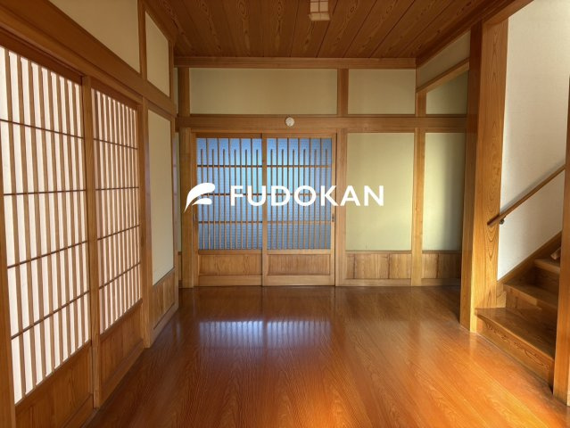 【玄関】 | 東根市宮崎一丁目【中古住宅】 | 木の温もりと格子戸・無垢材が調和した、明るく開放感のある玄関ホール。和の趣を感じる広々とした空間で、来客を気持ちよく迎えます。