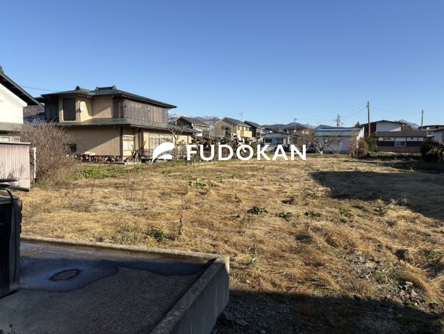 東根市宮崎一丁目【中古住宅】の外観|母屋の東側は広々宅地です。
