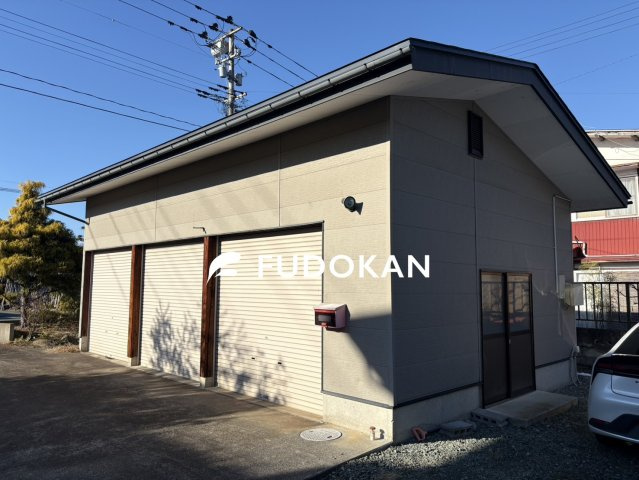 東根市宮崎一丁目【中古住宅】の外観|３台駐車可能な余裕ある車庫を備え、出し入れもスムーズ。来客時や趣味用、車・バイク・倉庫使いにも対応できる便利なガレージです。