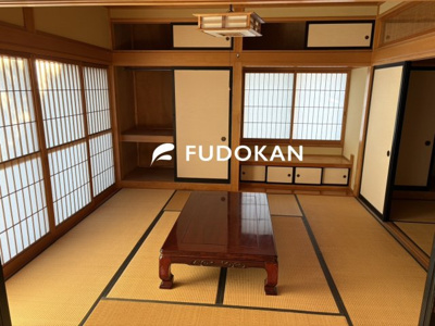 【和室】 | 東根市宮崎一丁目【中古住宅】 | 1階の和室は日当たり良好です。収納もたくさんありますので急なお客様が来た時にも安心です。細かな造りの収納も素晴らしいですね。