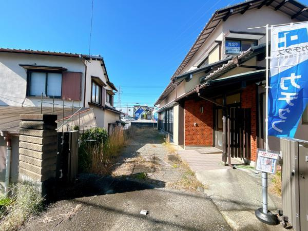 富士市伝法の中古一戸建|駐車場。普通車2台、軽自動車1… 