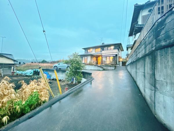 富士市船津の中古一戸建|前面道路からの写真です。 