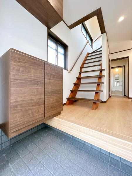 富士市吉原４丁目の中古一戸建|【リフォーム済み・玄関】シュ… 